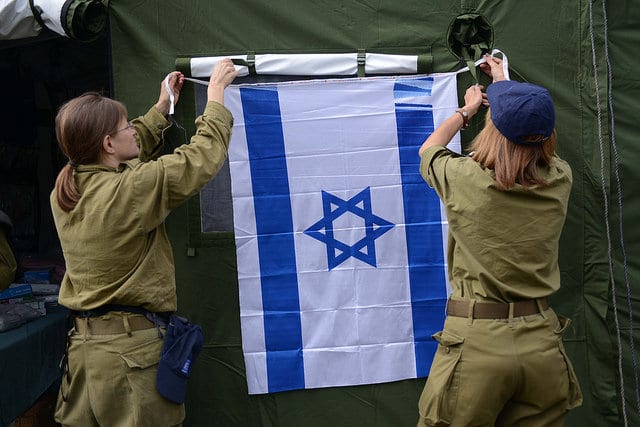 Hanging up the flag of Israel at the IDF Field Hospital in Nepal. (Photo: IDF)