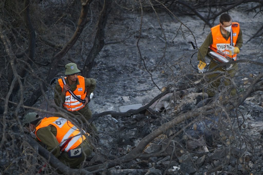 IDF soldiers helping firefighters after massive fires swept the country, November 2016. (Courtesy Yahad)