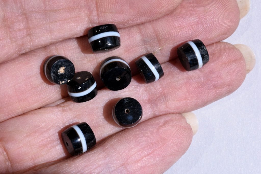 Agate stones from the Hellenistic period that were part of a string of beads. (Photo: Clara Amit/ IAA)