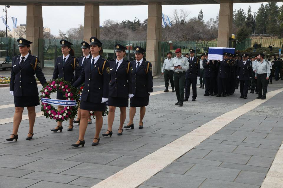 Soldiers accompany Ariel Sharon's casket. (Photo: Facebook)