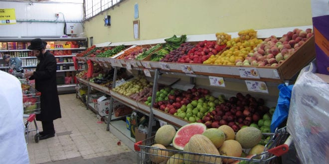 Fresh, delicious produce awaits patrons of the Colel Chabad Market. (Photo: Tsivya Fox/IsraelMediaNetwork)