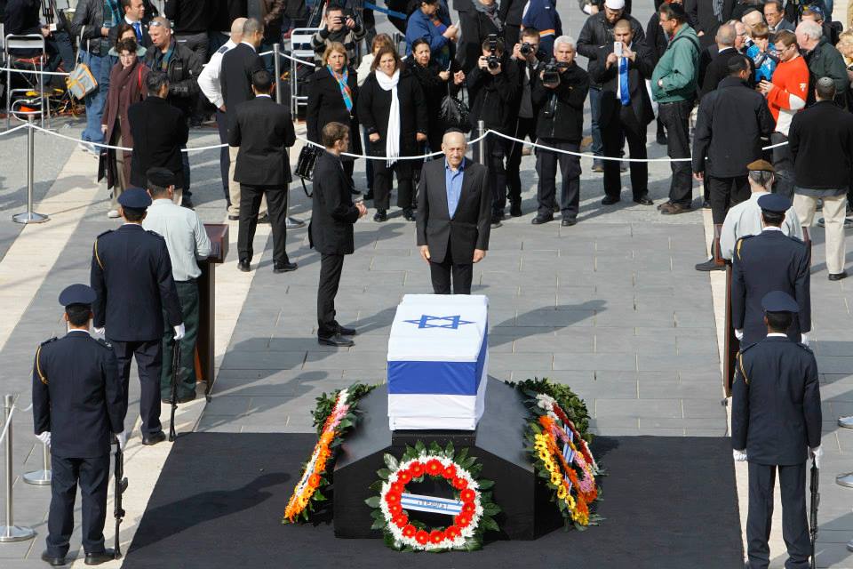 Former PM Ehud Olmert pays his last respects. (Photo: Facebook)