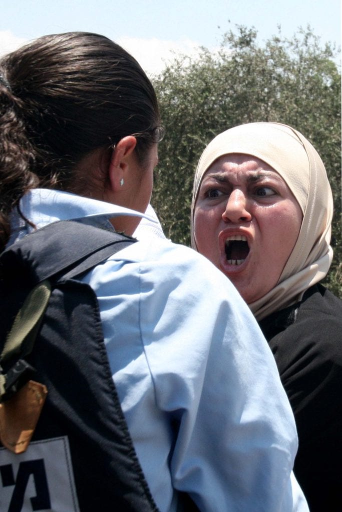 A Muslim woman argues with an Israeli police officer in the Old City of Jerusalem. (Photo: Phil Sussman /Flash90)