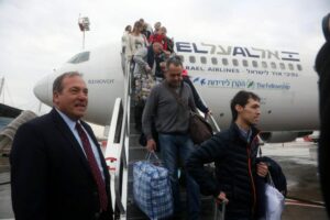 The Fellowship Founder and President Rabbi Yechiel Eckstein welcoming olim from Ukraine to Israel. (Photo Credit: Courtesy of IFCJ)