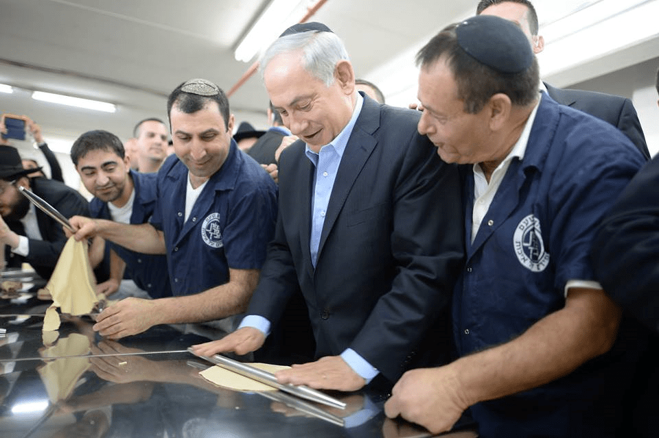 Israeli Prime Minister Visits Matzah Bakery Ahead of Passover. (Photo: Kobi Gideon/ GPO)
