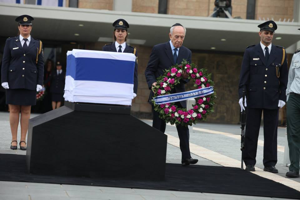 President Shimon Peres lays a wreath on Sharon's casket. (Photo: Jerusalem)