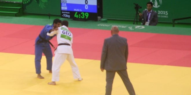 Sagi Muki (blue uniform) at the gold final of the 2015 European Games. (Photo: Interfase / Wiki Commons)