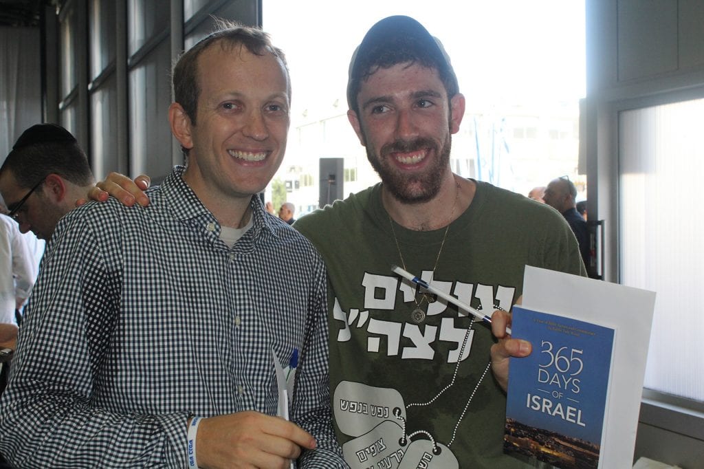 Rabbi Tuly Weisz presenting a gift from the Israel365 Aliyah campaign to Jordan Katrinsky who will be joining the IDF as a lone soldier. (Tuly Weisz)