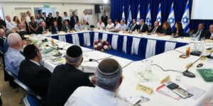 Israeli prime minister Benjamin Netanyahu leads the weekly cabinet conference, held in the Golan Heights, Northern Israel on April 17, 2016. (Photo: Effi Sharir/POOL)