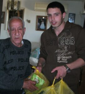 A Colel Chabad volunteer delivers food to one of Israel's needy on Purim which takes place this year on March 24, 2016 (Photo: Colel Chabad)
