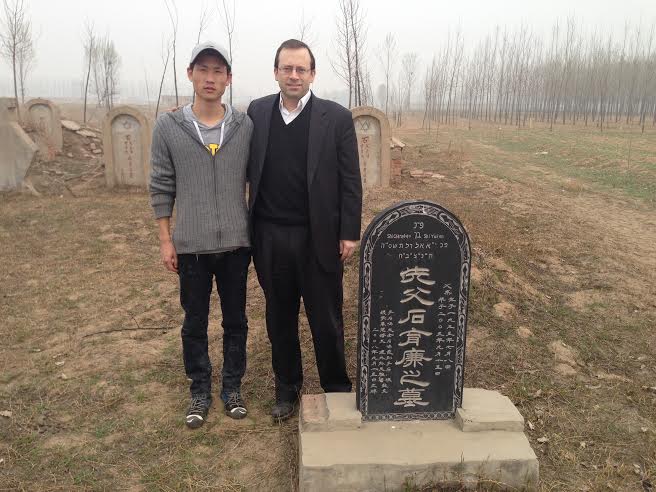 Michael Freund stands next to Yaakov Wang. (Photo: Michael Freund)