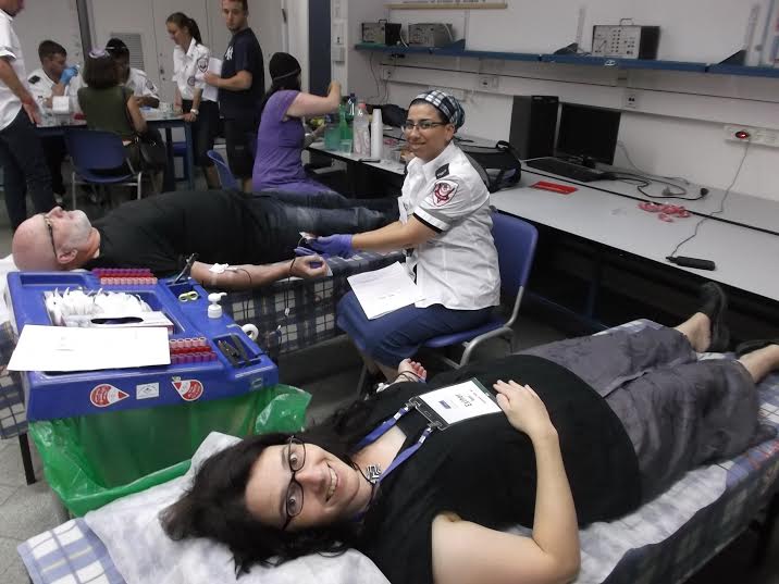 Participant Esther Reed from Highland Park donating Blood. (Photo: Breaking Israel News)