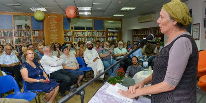 Palestinians and Israelis met on Tuesday evening at the library of the Etzion-bloc community of Efrat to learn about the history of Jewish-Arab relations in the region and about the cooperation that has existed between them throughout the past century. (Photo: Meir Elipur/TPS)