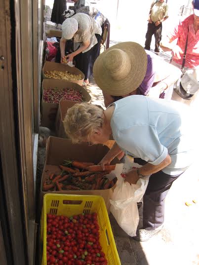 Meir Panim patrons collecting vegetables for the Sabbath. (Photo: Breaking Israel News)