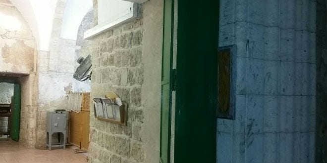 The spot signifying the missing mezuzah, which usually adorns the entrance to the Cave of the Patriarchs, is glaringly empty. (Photo: Breaking Israel News)