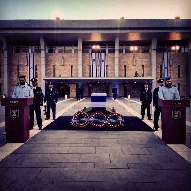 Sharon's casket at the Knesset Plaza. (Photo: Facebook)