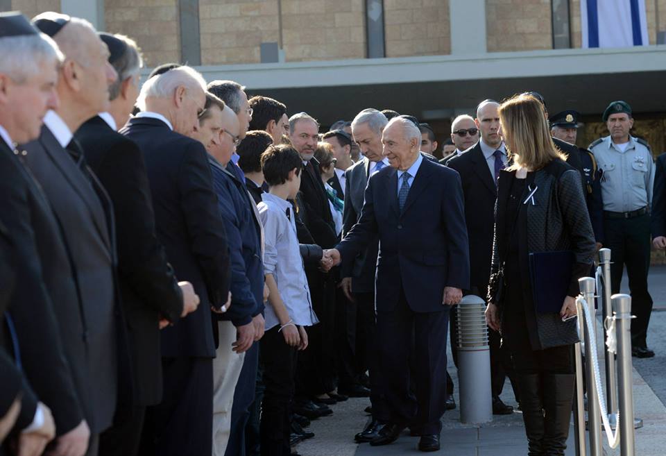 President Shimon Peres and Prime Minister Benjamin Netanyahu pay their respects to Sharon's family. (Photo: Facebook)