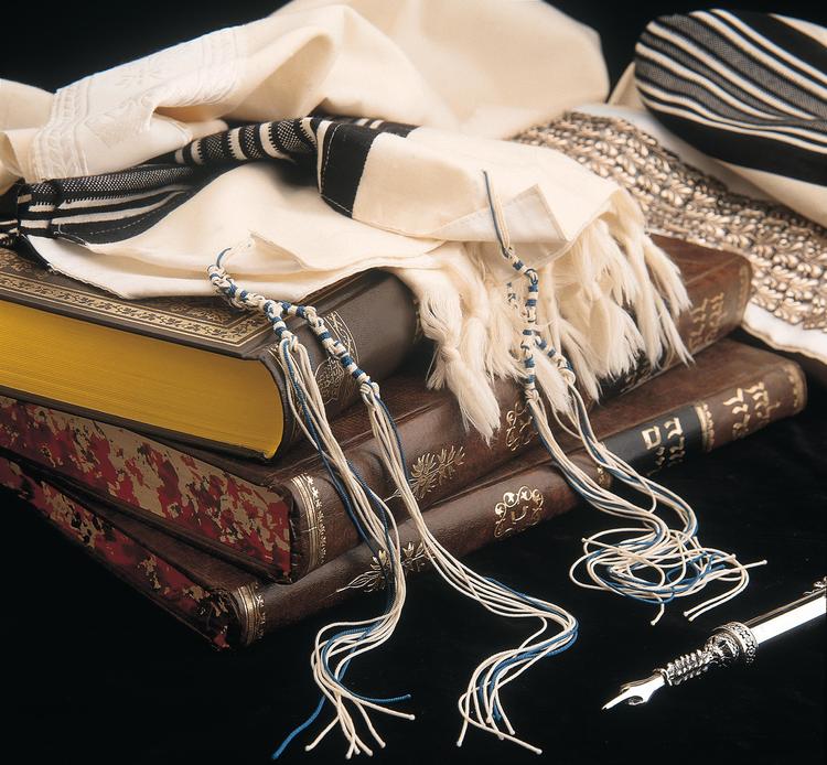 A tallit whose threads incorporate the blue tekhelet dye. (Photo: Mnavon/ Wikimedia Commons)