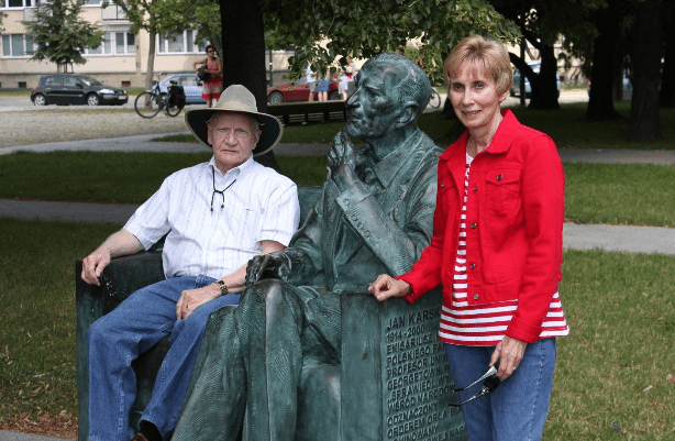 Two modern day righteous gentiles, Pastor David and Miriam Swaggerty, alongside a statue of a historic righteous gentile, Jan Karski. (Photo: Breaking Israel News)